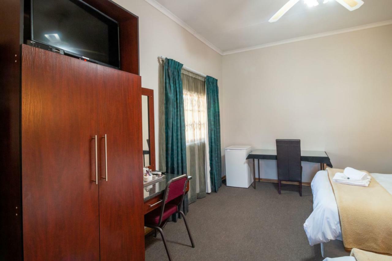 Lala Dene Lodge Bloemfontein Exterior photo